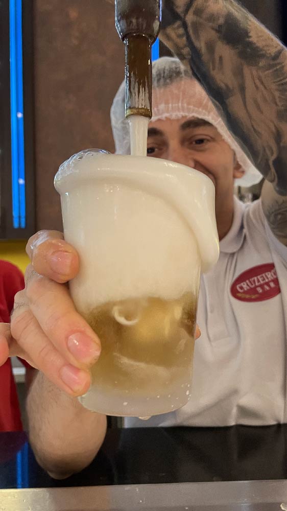 Homem enchendo um copo de chope no Cruzeiro's Bar - Shopping D
